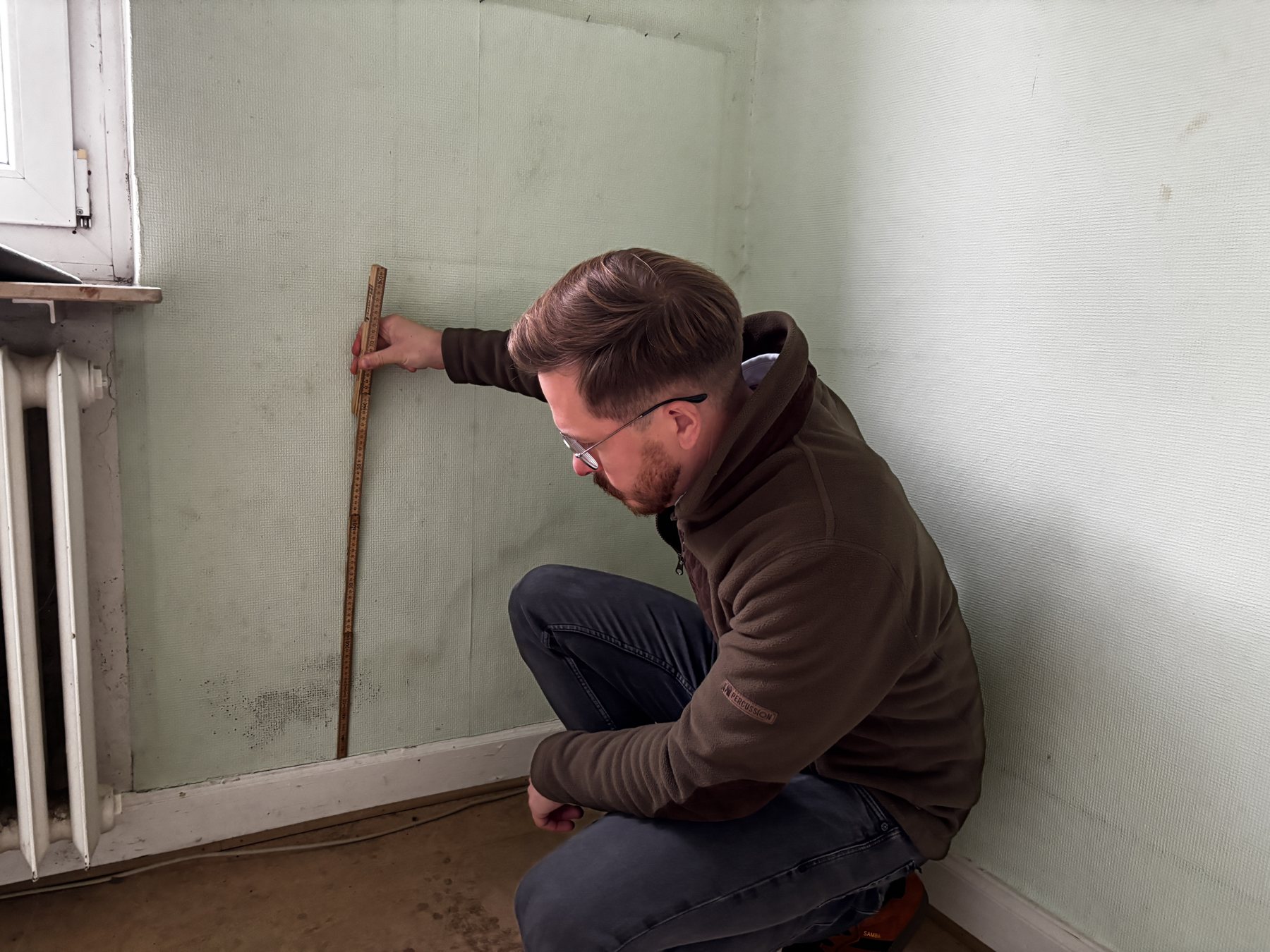 Erwin Rempel bei der Untersuchung einer Wand
